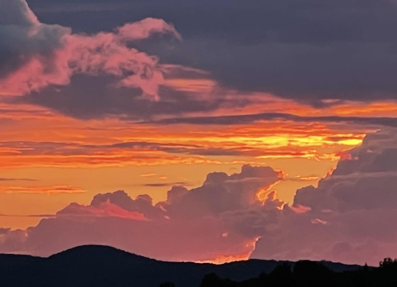 Image 4: Enjoy awesome sunrises and sunsets with the panoramic views!