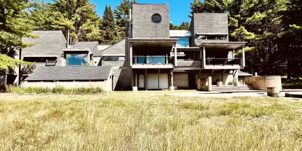Image 2: Modern Design & Construction - Well-known Architect