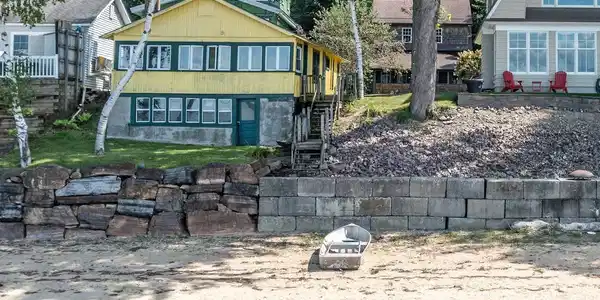 Image 2: 46' of lakefront