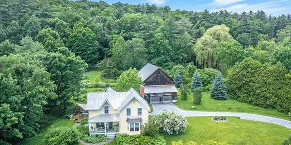 Image 2: Iconic home & barn on 5.37 ac.