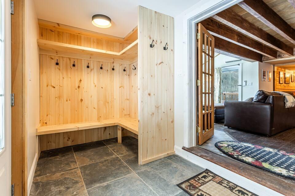 Image 3: Mudroom with ski locker Image 3: Mudroom with ski locker