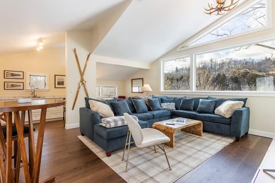 Image 4: Living room with wet bar Image 4: Living room with wet bar
