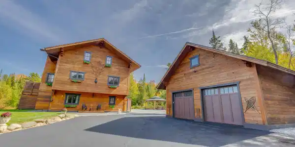 Image 3: Paved drive and parkiing
