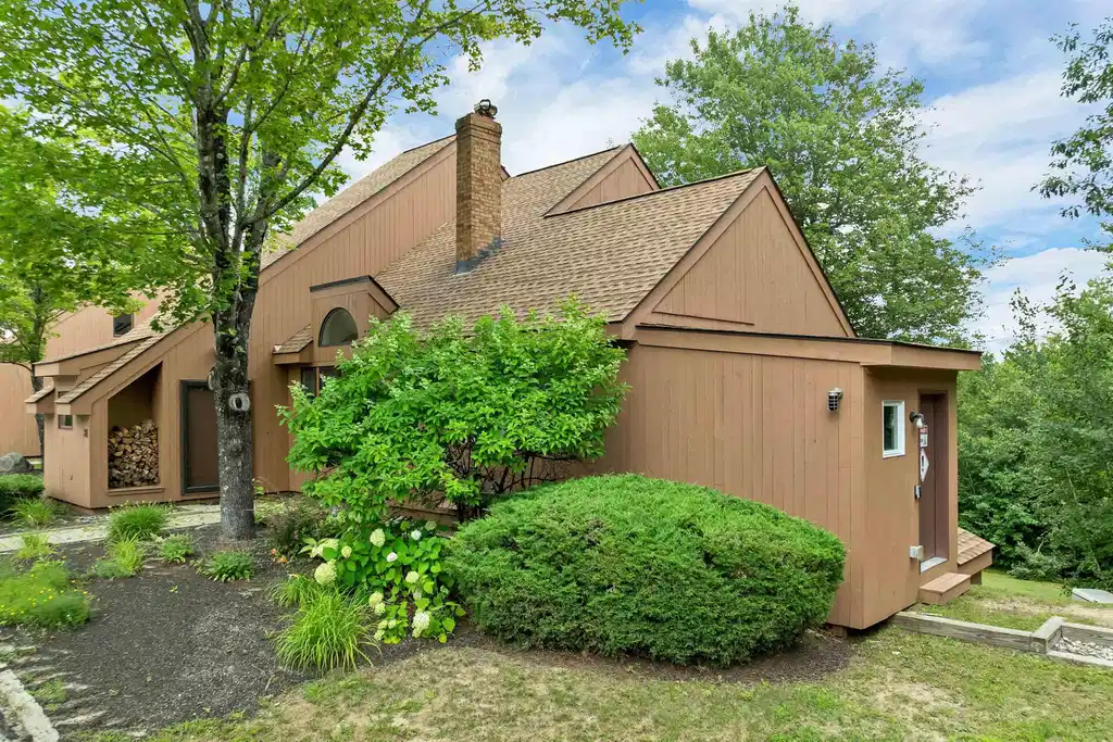 Image 1: Beautiful End Unit With Mountain Views!