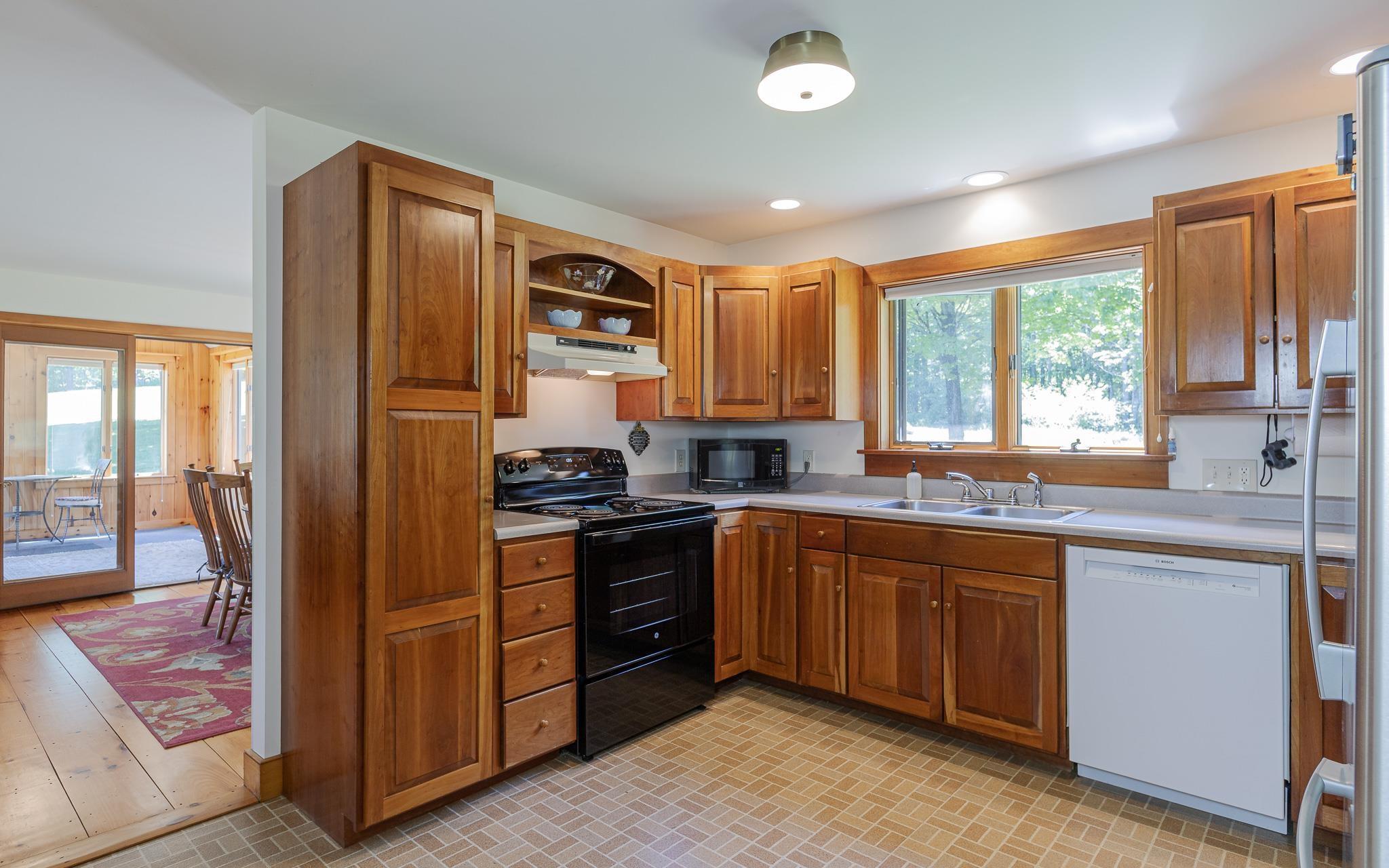 Image 3: Kitchen w/vue into DR Image 3: Kitchen w/vue into DR