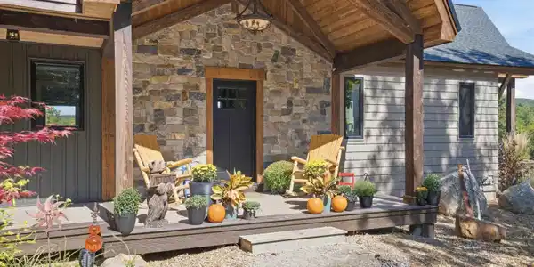 Image 3: Welcoming front entrance