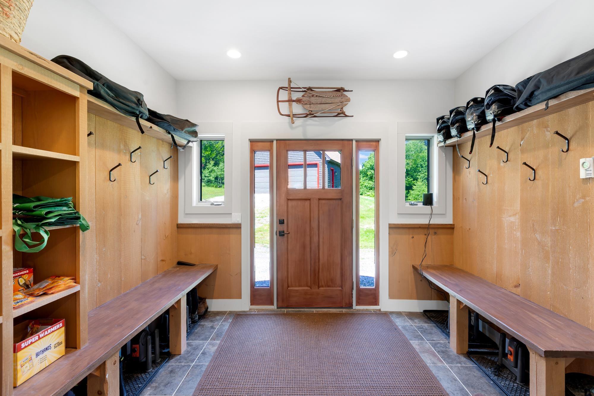 Image 4: Spacious Air Lock Entry Image 4: Spacious Air Lock Entry