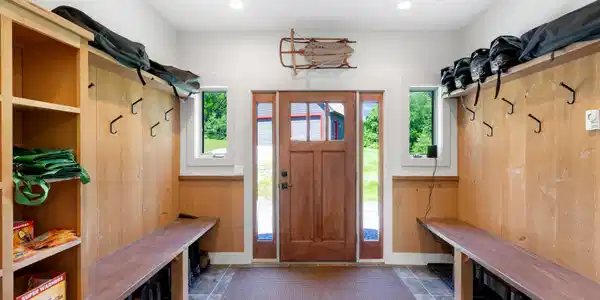 Image 4: Spacious Air Lock Entry