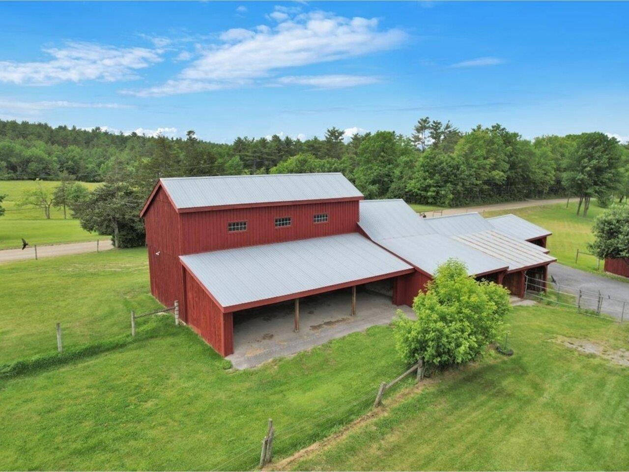 Image 2: 5-Stall Horse Barn