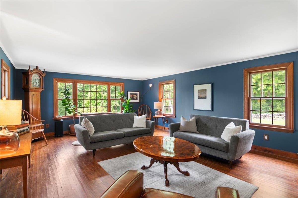 Image 3: Living room for all your guests...