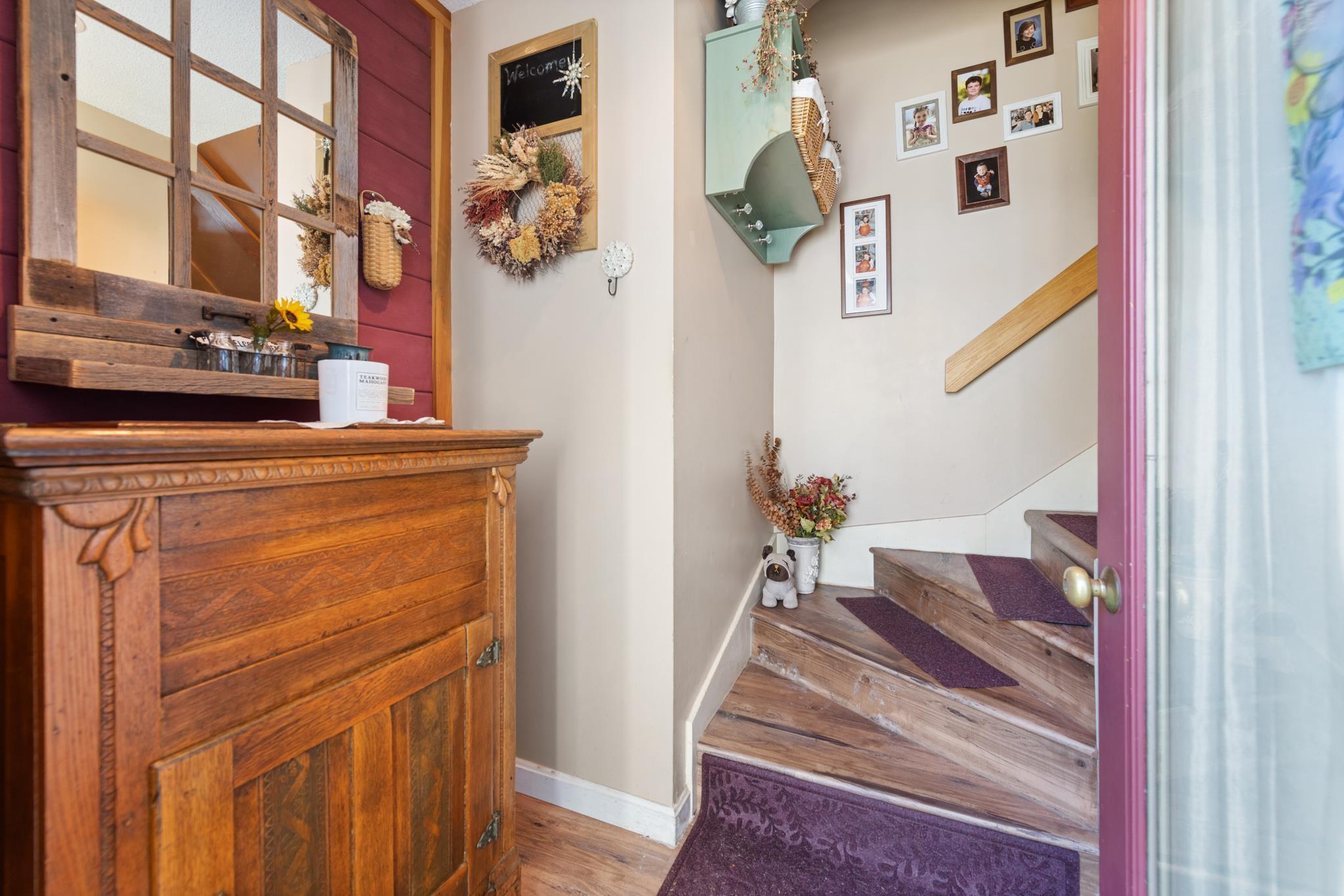 Image 4: Entry way that leads you upstairs Image 4: Entry way that leads you upstairs