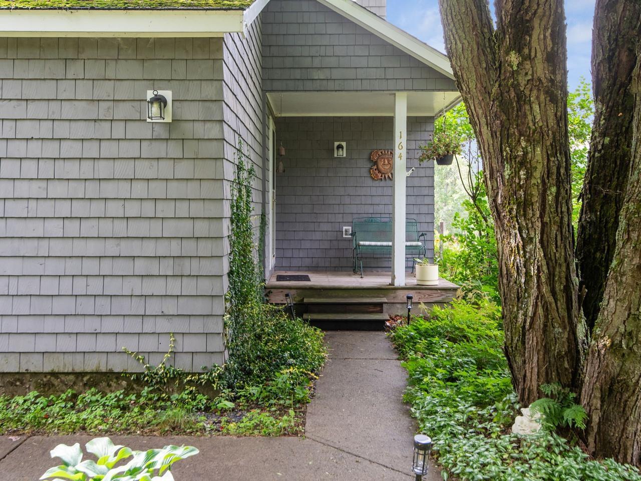 Image 4: Welcoming porch & garden walk Image 4: Welcoming porch & garden walk