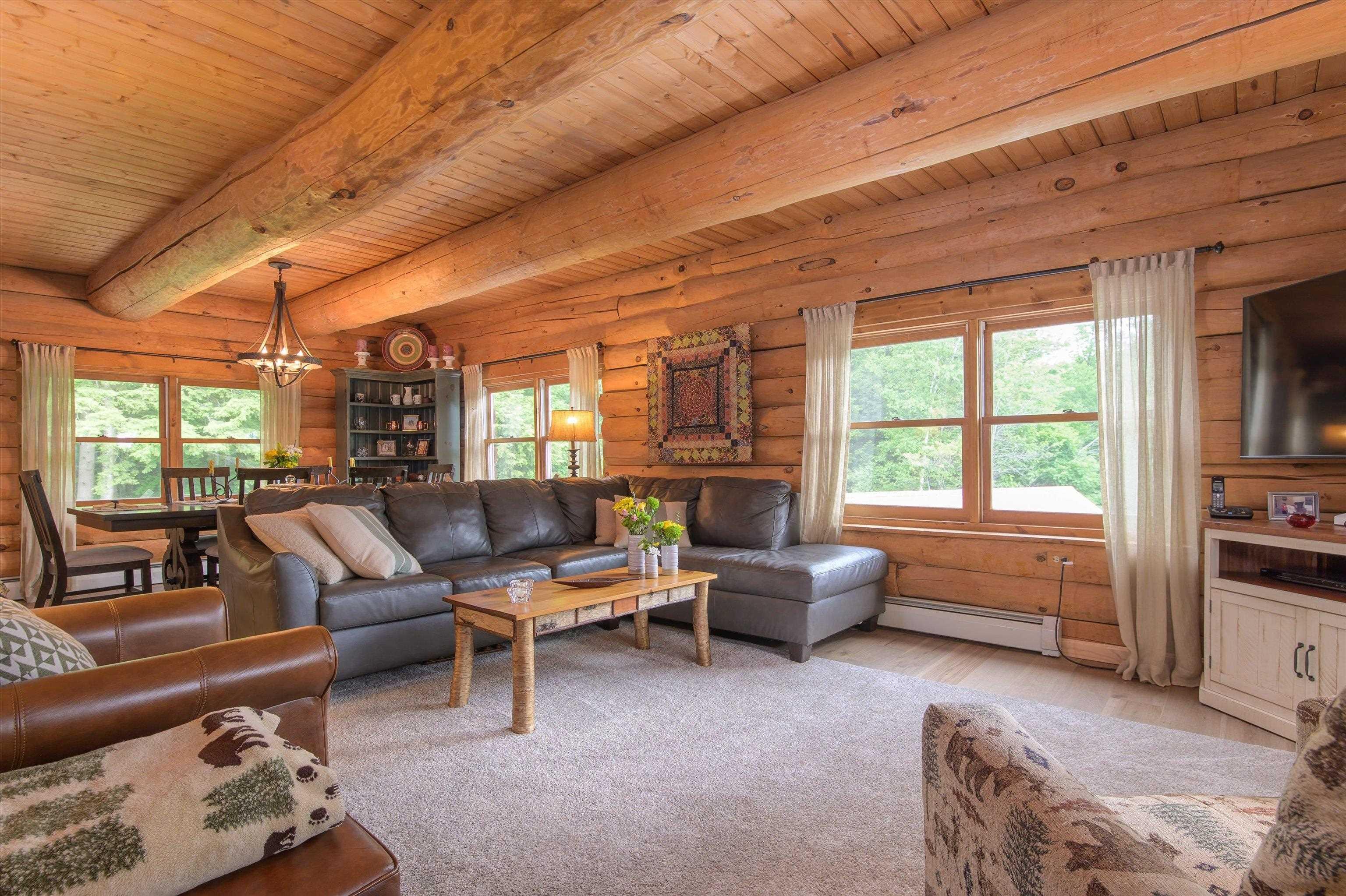 Image 3: Cozy family room... Image 3: Cozy family room...