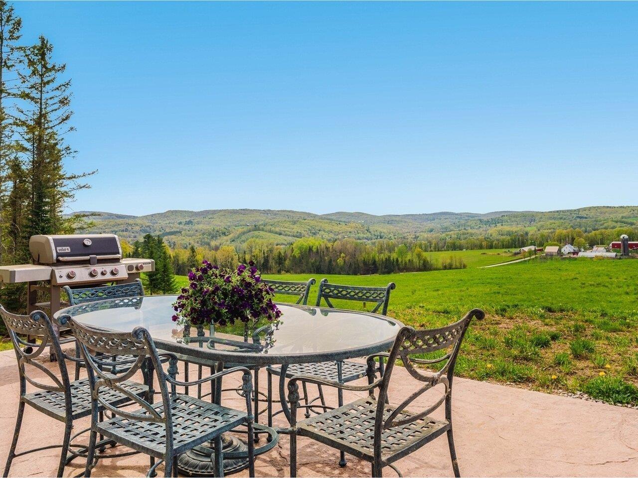 Image 3: Enjoy a meal al fresco!