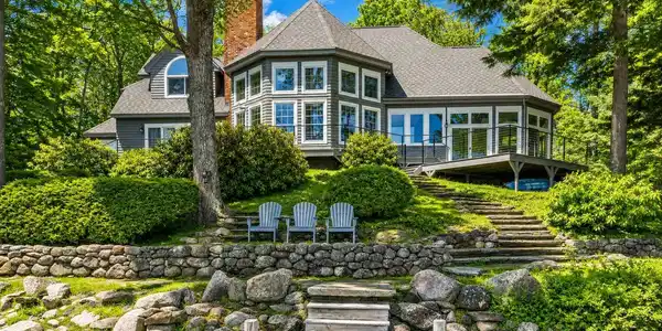 986 Lakeshore Drive