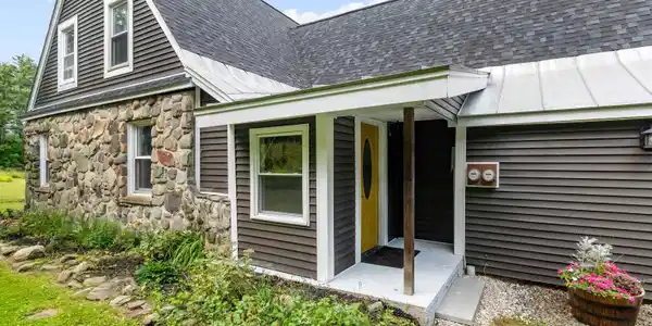 Image 3: Adorable Curb-Appeal