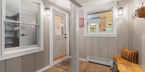 Image 4: Mudroom