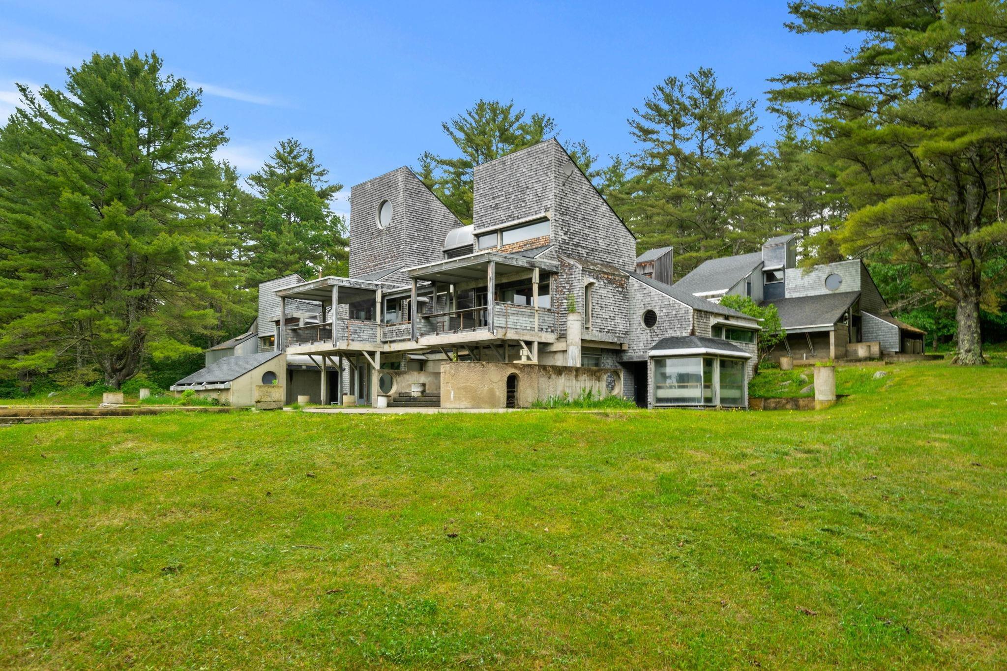 Image 1: Exterior view showcasing modern architecture, 435 Avery Hill