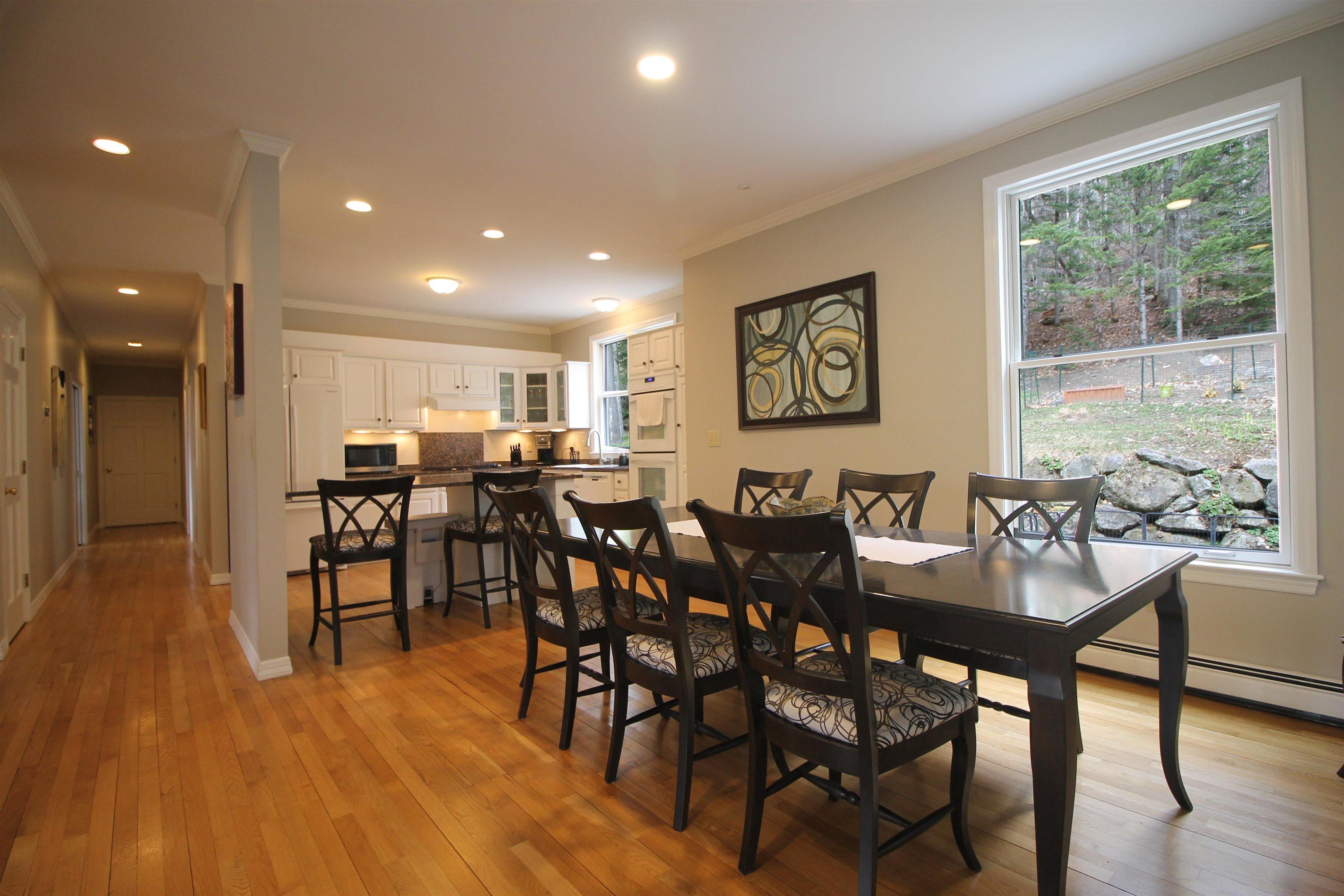 Image 3: Nicely appointed dining area Image 3: Nicely appointed dining area