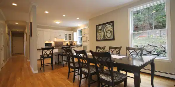 Image 3: Nicely appointed dining area Image 3: Nicely appointed dining area