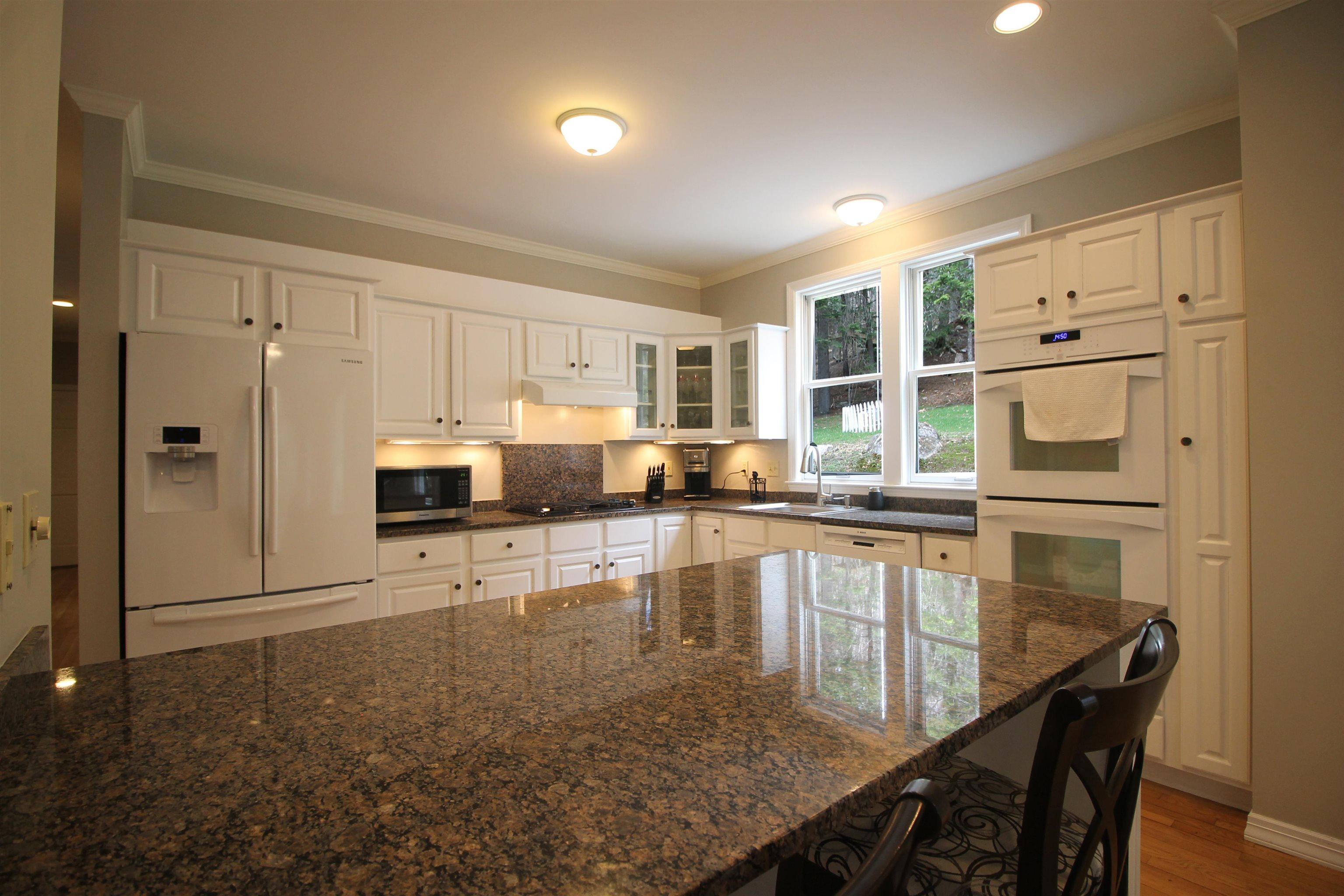 Image 4: Nice kitchen with granite countertops, replaced applicanes Image 4: Nice kitchen with granite countertops, replaced applicanes