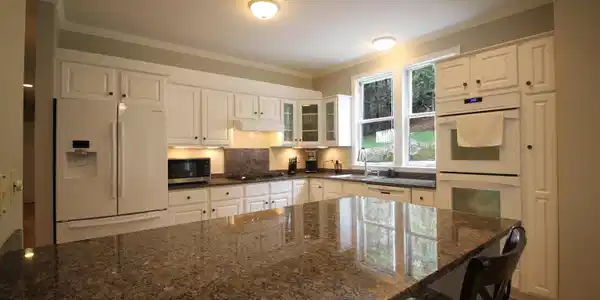 Image 4: Nice kitchen with granite countertops, replaced applicanes Image 4: Nice kitchen with granite countertops, replaced applicanes