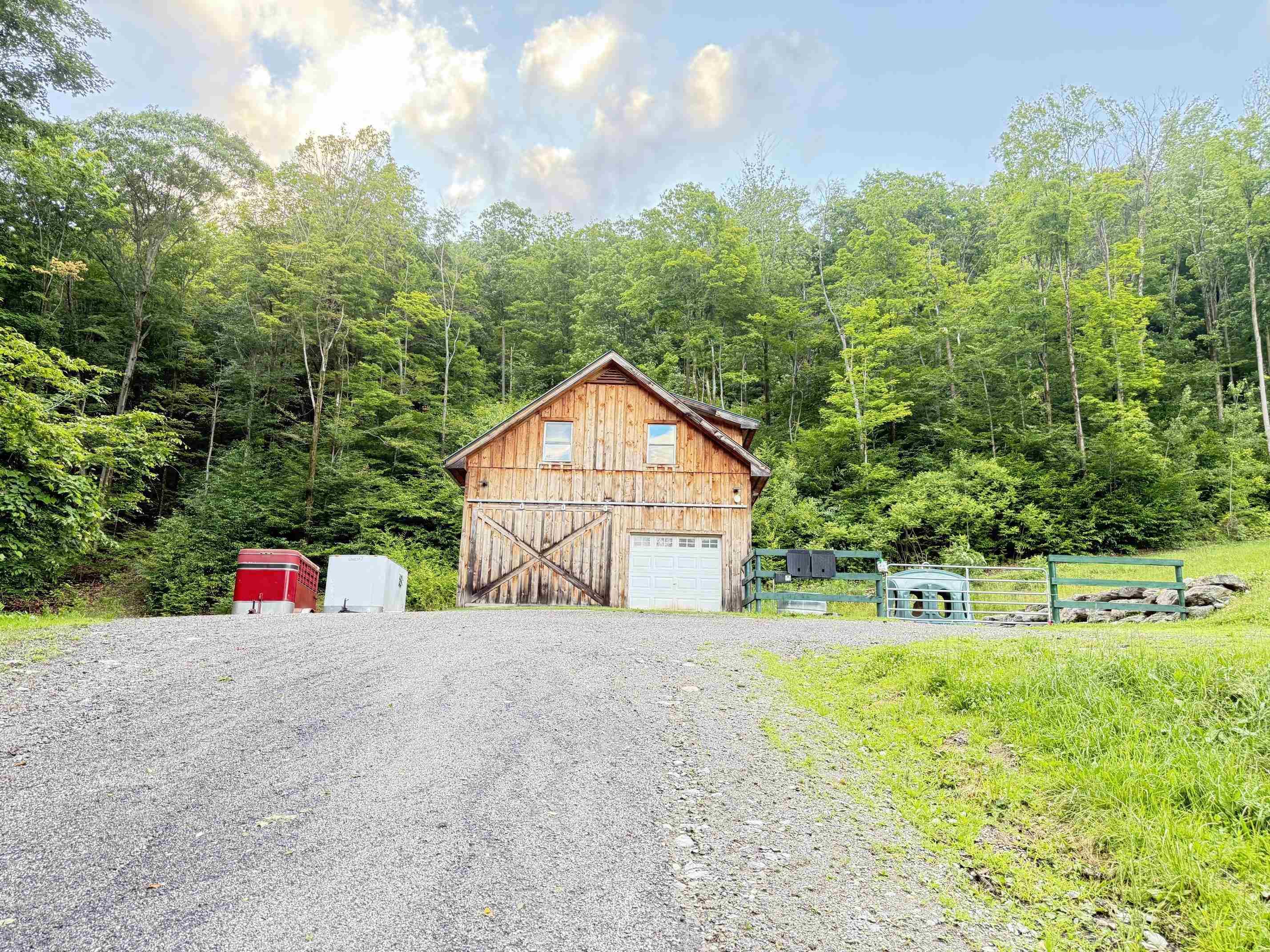 Image 2: HORSE BARN AND GARAGE Image 2: HORSE BARN AND GARAGE