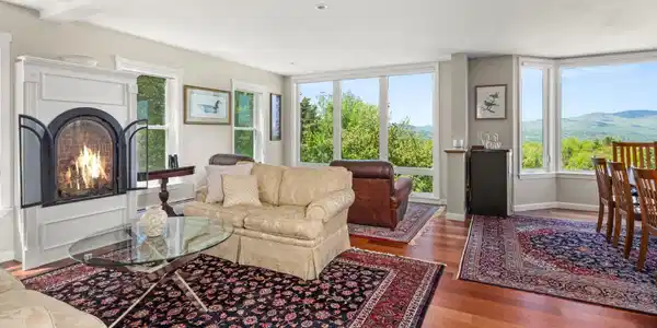 Image 4: Enjoy the warmth of a fire while also enjoying the view