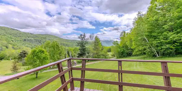 Image 2: The house on 10 acres with views