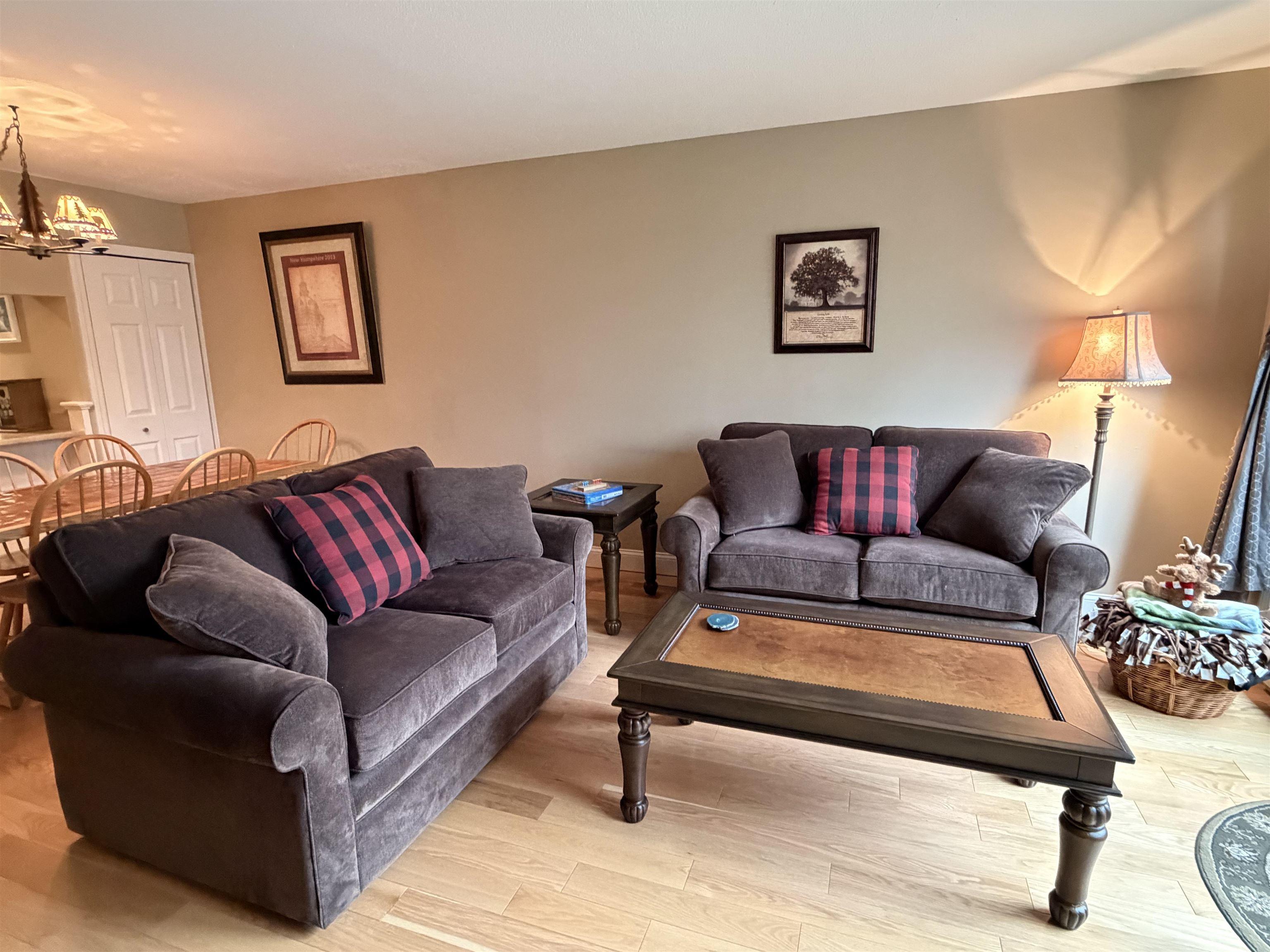 Image 2: Light and bright living room Image 2: Light and bright living room