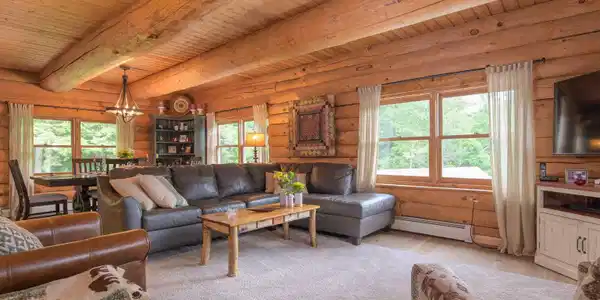 Image 3: Cozy family room...