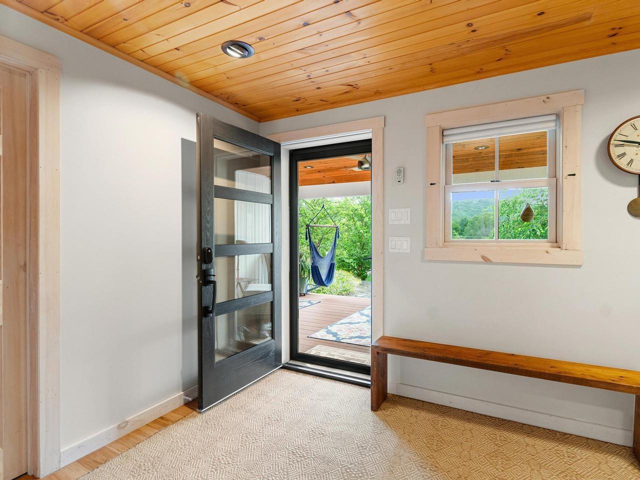 Image 4: Entry area