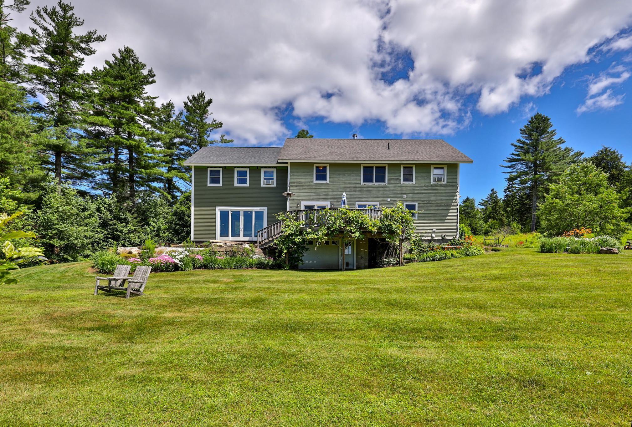 Image 2: Expansive backyard with perennial gardens Image 2: Expansive backyard with perennial gardens
