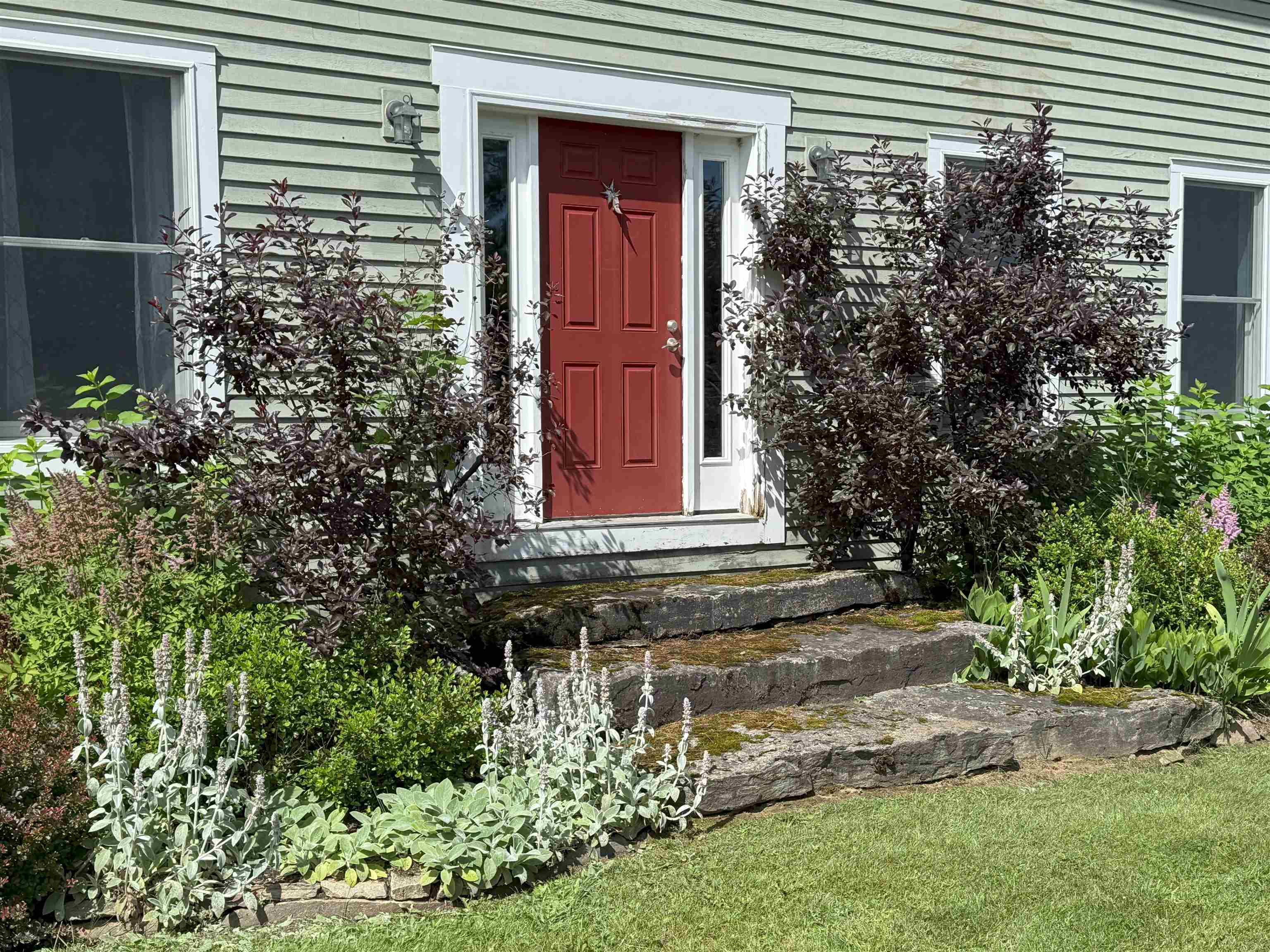 Image 3: Front entrance beautifully landscaped Image 3: Front entrance beautifully landscaped