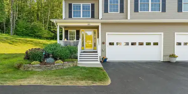 Image 2: Spacious townhome set in a quiet community in Jericho