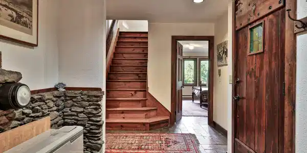 Image 4: Mudrooom/Foyer