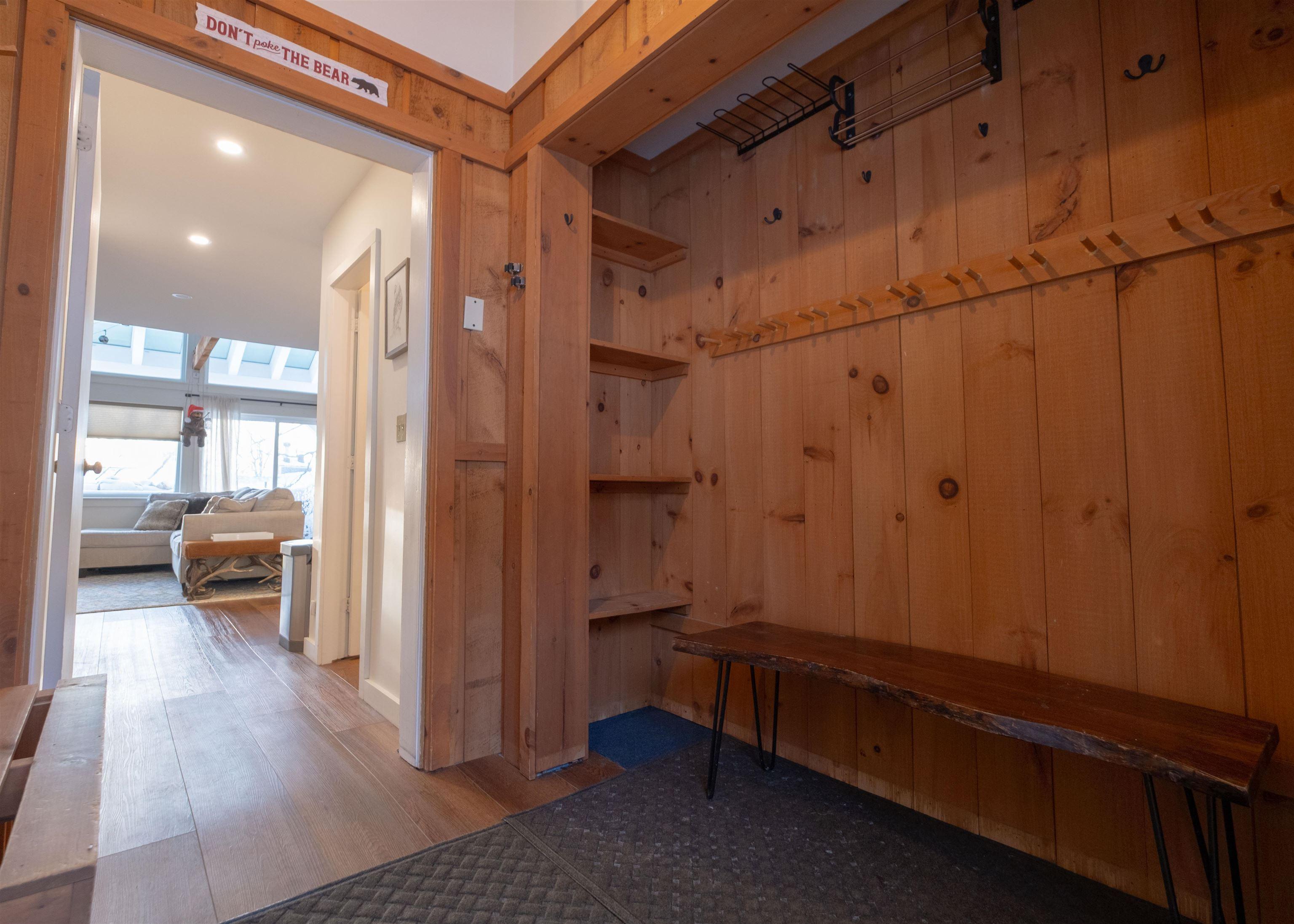 Image 2: Spacious entry for all of your gear Image 2: Spacious entry for all of your gear