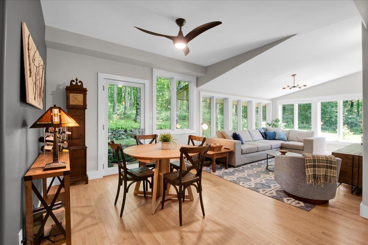 Image 2: Family Room Image 2: Family Room