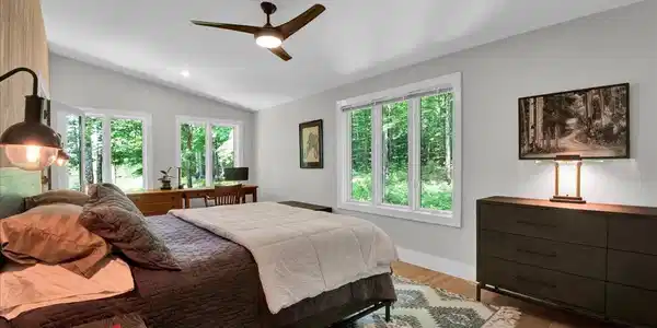 Image 4: Bedroom