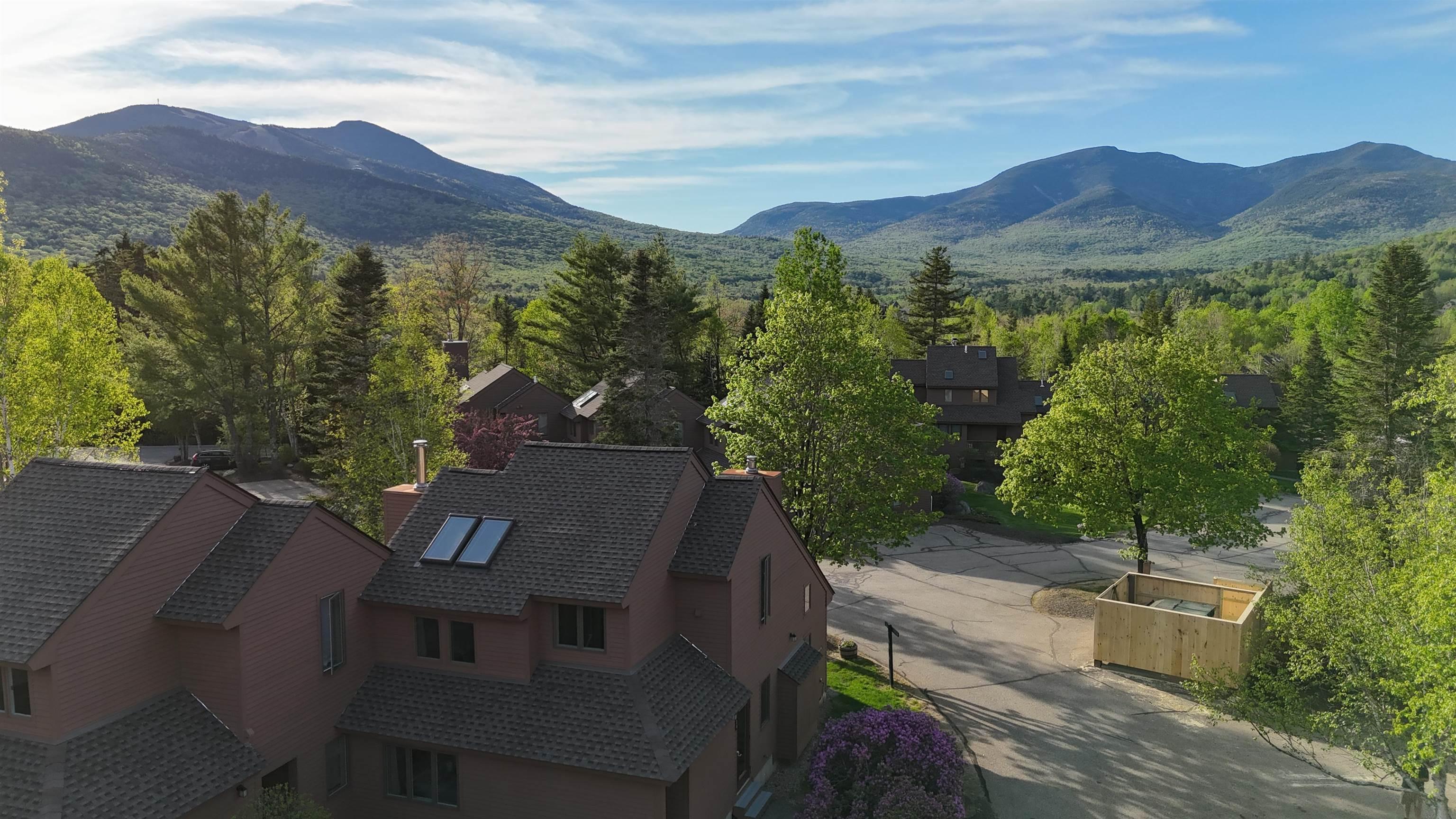 Image 1: End-unit townhouse in a great location!