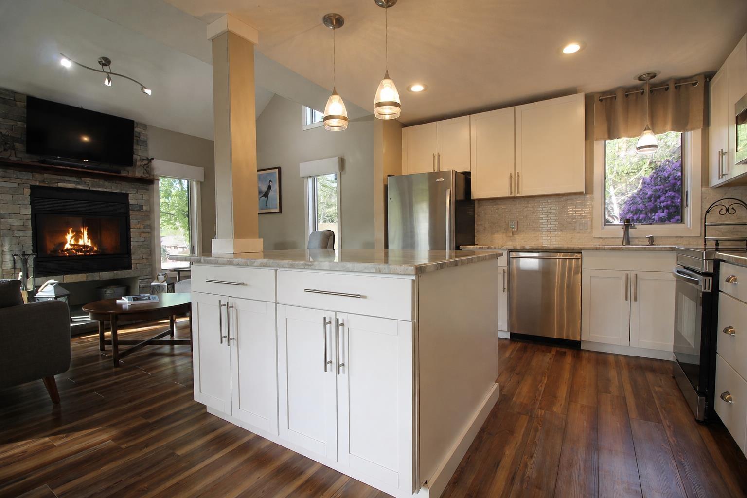 Image 3: Beautiful kitchen and great floorplan