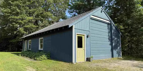 Image 2: Commercial space and partial garage