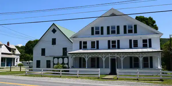 Image 2: Scenic location with Spacious Home & Barn!