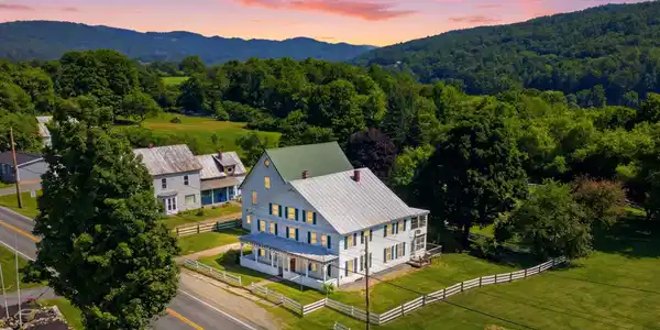 Image 4: Vintage, Scenic, Spacious, House, Barn, Land!