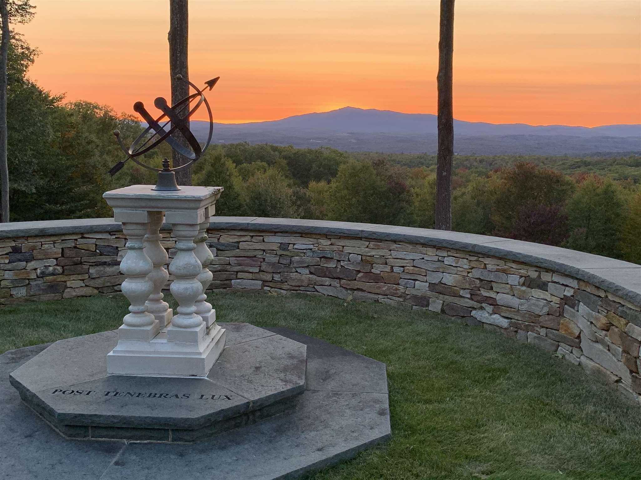 Image 2: Dramatic Setting Image 2: Dramatic Setting