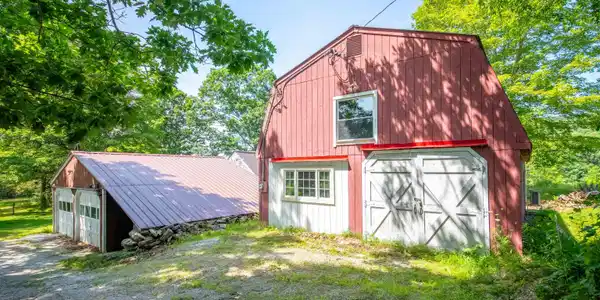 Image 3: 2 Car Garage