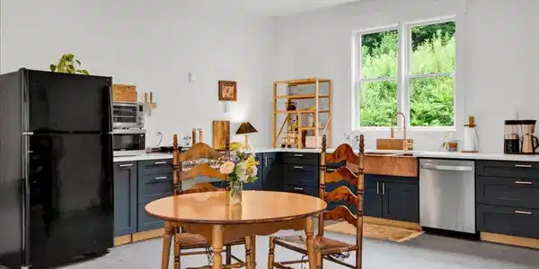 Image 4: Kitchen