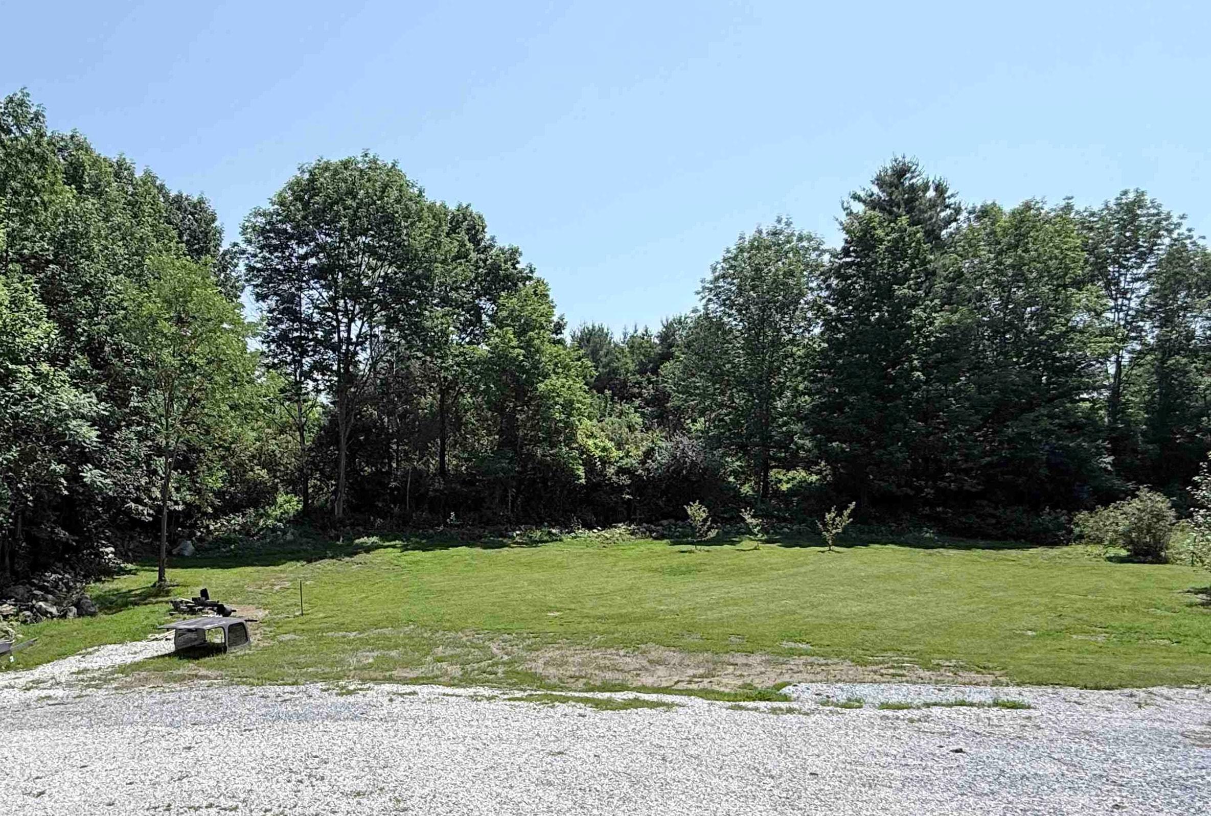 Image 4: Back yard is pretty neat, too! Image 4: Back yard is pretty neat, too!