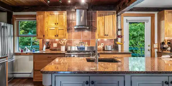 Image 4: Beautiful Gourmet Kitchen with Island