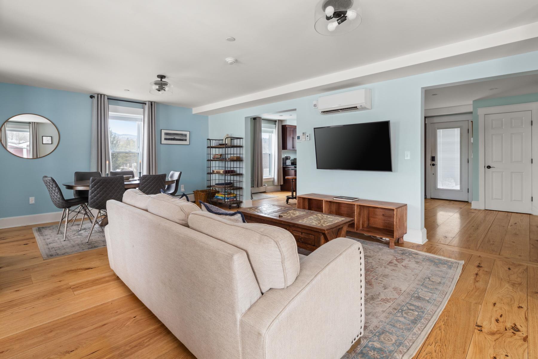 Image 4: Unit 1 Living Room